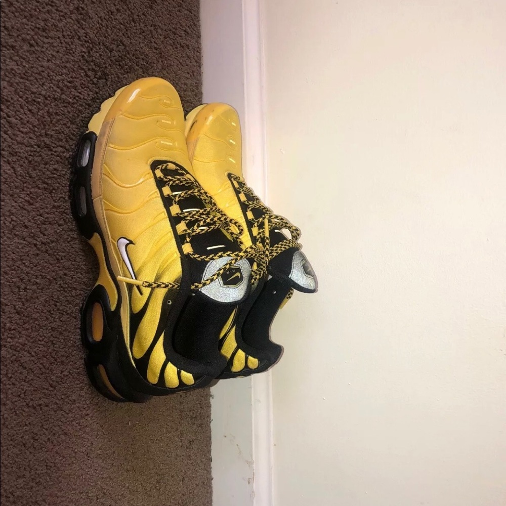 NIKE AIR MAX PLUS